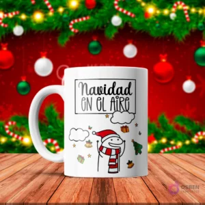Taza de sublimación blanca con Flork con gorro de Santa y bufanda, brazos alzados, rodeado de nubes, campanas y regalos, texto 'Navidad EN EL AIRE' con fondo navideño rojo.