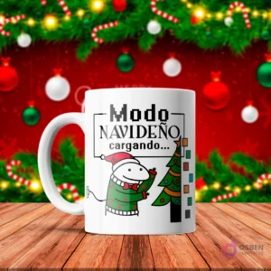 Taza de sublimación blanca con Flork con gorro de Santa y suéter navideño, conectado a un enchufe cargando un árbol de Navidad con luces, texto 'Modo NAVIDEÑO cargando...' con fondo festivo.