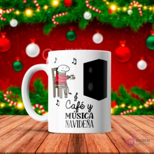 Taza de sublimación blanca con Flork sentado en una silla bebiendo café junto a un parlante y notas musicales, texto 'Café y MÚSICA NAVIDEÑA' con fondo festivo rojo.