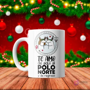 Taza de sublimación blanca con dos Florks abrazándose dentro de un círculo con mapa de polo norte, texto 'TE AMO de aquí al POLO NORTE y de regreso' con fondo navideño.