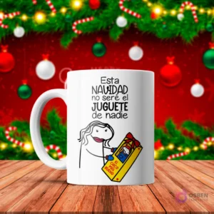 Taza de sublimación blanca con Flork de cabello largo sosteniendo una caja de juguete 'El Chico Malo Bueno', texto 'Esta NAVIDAD no seré el JUGUETE de nadie' con fondo navideño.