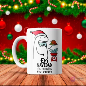 Taza de sublimación blanca con Flork llevando gorro de Santa, sosteniendo un pavo asado y junto a una balanza con papas fritas, texto 'En NAVIDAD las calorías no valen' con fondo festivo.