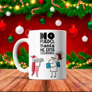 Taza de sublimación blanca con Flork alado y con un corazón, y Santa Claus con binoculares observándolo, texto 'NO PUEDO, Santa ME ESTÁ OBSERVANDO' con fondo rojo navideño.