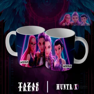 Dos tazas blancas con diseño de sublimación Huntrix Demon Hunter N°7, mostrando cuatro personajes femeninos animados de estilo moderno con gafas y cabellos de colores, con fondo futurista urbano.