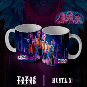 Dos tazas blancas con diseño de sublimación Huntrix Demon Hunter N°7, presentando cuatro personajes femeninos animados en poses de acción dinámicas con armas futuristas, sobre un fondo de ciudad nocturna.
