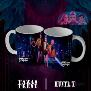 Dos tazas blancas con diseño de sublimación Huntrix Demon Hunter N°7, mostrando cuatro personajes femeninos animados en atuendos de moda, paradas frente a un horizonte urbano nocturno iluminado con neones.