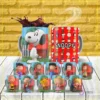 Pack de 12 plantillas para sublimar tazas de Snoopy y sus amigos de Peanuts, con Snoopy destacando en primer plano junto a mugs de Charlie Brown, Lucy, Linus y más personajes.