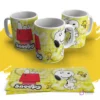 Tres tazas sublimadas con Snoopy en su casita roja y Woodstock sobre fondo amarillo de puntos. Una plantilla de sublimación se muestra debajo.