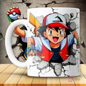 Diseño de taza Pokémon 3D con Ash Ketchum corriendo y saliendo de una pared rota blanca con energía. El mango de la taza es blanco y está sobre una superficie de madera.