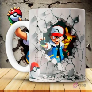 Diseño de taza Pokémon 3D con Ash Ketchum y Pikachu asomándose a través de una pared gris rota con efecto de profundidad. El mango de la taza es blanco y está sobre una superficie de madera.