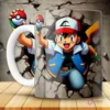 Diseño de taza Pokémon 3D con Ash Ketchum lanzando una Poké Ball, rompiendo una pared de ladrillos en gris. El mango de la taza es blanco y está sobre una superficie de madera.