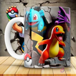 Diseño de taza Pokémon 3D con Bulbasaur, Charmander y un Pokémon volador púrpura saliendo de una pared rota gris con destellos amarillos. El mango de la taza es blanco y está sobre una superficie de madera.