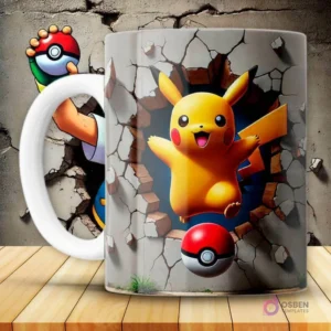 Diseño de taza Pokémon 3D con un Pikachu sonriente y alegre saliendo de una pared rota gris con una Poké Ball en el suelo. El mango de la taza es blanco y está sobre una superficie de madera.