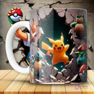 Diseño de taza Pokémon 3D con Pikachu, Snorlax, Eevee, Squirtle y Bulbasaur saliendo de un agujero oscuro en la pared. El mango de la taza es blanco y está sobre una superficie de madera.