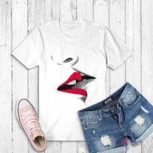 Polera blanca con diseño artístico de dos labios rojos besándose, estilo sketch dibujado