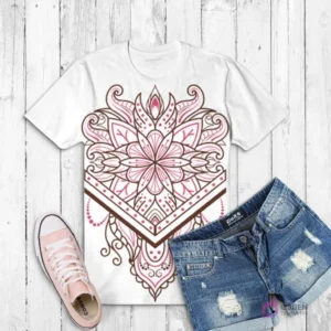 Polera blanca con un intrincado diseño de mandala en tonos rosas y marrones, con detalles florales