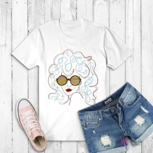 Polera blanca con ilustración de una mujer con cabello rizado, gafas de sol a rayas amarillas y labios rojos