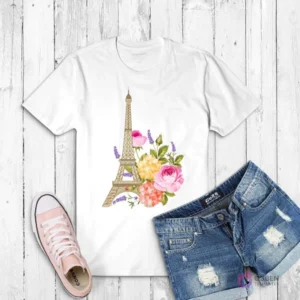 Polera blanca con una ilustración de la Torre Eiffel adornada con un ramo de flores rosadas, amarillas y lilas