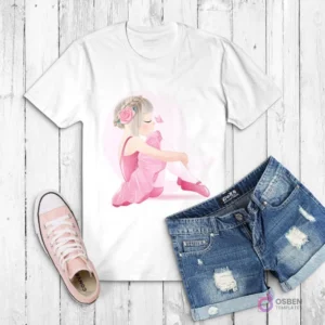 Polera blanca con ilustración de una tierna bailarina sentada con tutú rosa y un pie en punta, acompañada de una mariposa