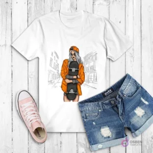 Polera blanca con ilustración de una chica skater rubia con gorra naranja, gafas de sol y skate en un fondo urbano