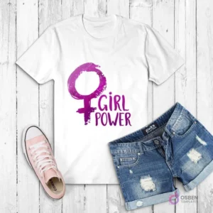 Polera blanca con el símbolo femenino en color morado y la frase 'GIRL POWER' al lado