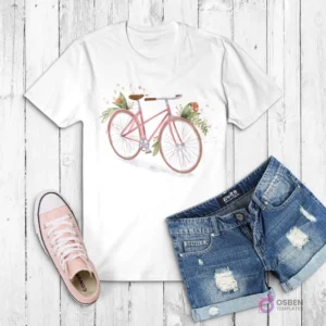 Polera blanca con ilustración de una bicicleta antigua rosa decorada con flores y hojas verdes