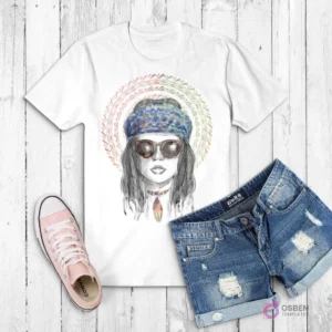Polera blanca con ilustración de una mujer con turbante estampado, gafas de sol redondas y un collar de plumas, sobre un mandala