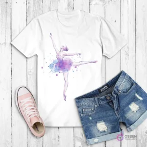 Polera blanca con ilustración de una bailarina en pose de ballet, con tutú púrpura y salpicaduras de acuarela