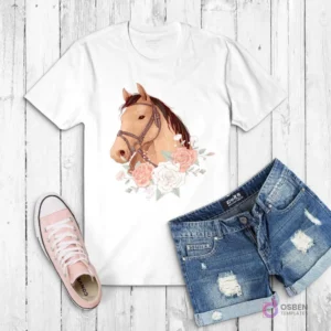 Polera blanca con ilustración de la cabeza de un caballo con bridas, rodeada de delicadas rosas y hojas