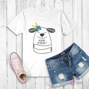 Polera blanca con ilustración de un perro caricaturesco abrazándose a sí mismo y la frase '#LOVE YOURSELF', con una flor azul