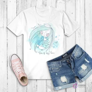 Polera blanca con ilustración de una sirena caricaturesca de cabello azul verdoso, sentada y la frase 'Sea is my love'