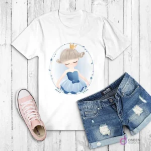 Polera blanca con ilustración de una niña princesa caricaturesca con corona dorada y vestido azul, enmarcada por un círculo floral