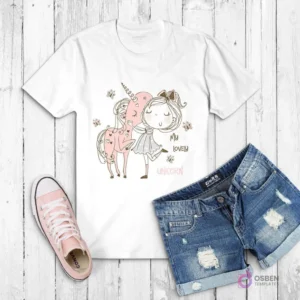 Polera blanca con ilustración de una niña abrazando un unicornio rosa con la frase 'My lovely unicorn'