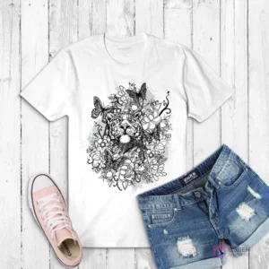 Polera blanca con diseño de cabeza de tigre realista rodeada de intrincados motivos florales y mariposas, en blanco y negro