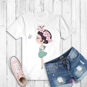 Polera blanca con ilustración de una niña con cabello rizado y flequillo adornado con flores de cerezo, sosteniendo un ramo
