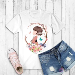 Polera blanca con ilustración de una niña en kimono con cabello recogido, enmarcada por una corona de ramas de cerezo y mariposas
