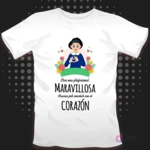 Polera blanca sublimada con un diseño de educadora de párvulos, mostrando una maestra con corazón en las manos y la frase 'Eres una profesional maravillosa, gracias por enseñar con el corazón'.
