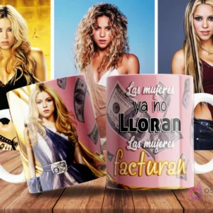Taza de sublimación rosa con diseño de Shakira, frase 'Las mujeres ya no lloran, las mujeres facturan' y billetes de dólar flotando