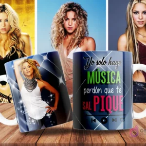 Taza de sublimación azul oscuro con diseño de Shakira y frase 'Yo solo hago MÚSICA, perdón que te salPIQUE' con elementos de reproductor musical