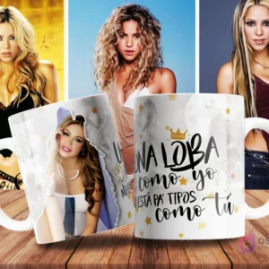 Taza de sublimación blanco y beige con diseño de Shakira en collage de imágenes y frase 'Una loba como yo no está pa' tipos como tú' con estrellas