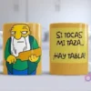 Taza de sublimación con el Abuelo Simpson y la frase 'Si tocas mi taza... ¡Hay tabla!' en un diseño divertido y amarillo.