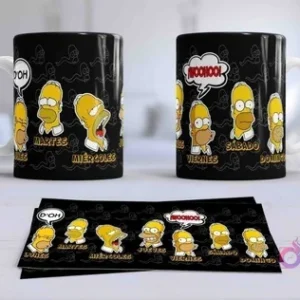 Dos tazas de sublimación en fondo negro con Homero Simpson representando los días de la semana ('Lunes' a 'Domingo') y diferentes expresiones, con la plantilla.
