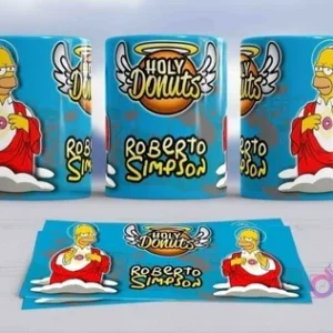 Tres tazas de sublimación con el diseño de Homero Simpson como 'Roberto Simpson Holy Donuts' en un fondo azul, junto con la plantilla.