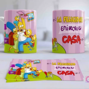 Taza de Los Simpsons con diseño de la familia completa (Homer, Marge, Bart, Lisa, Maggie) en escena caótica y alegre, con la frase 'La felicidad está hecha en casa' sobre fondo rosa.