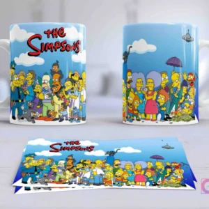 Taza sublimada con el elenco completo de personajes de Springfield de Los Simpsons sobre un fondo azul celeste con nubes, platillo volador y el logo 'The Simpsons'.