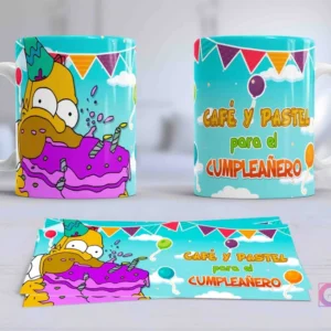 Taza con diseño de Homer Simpson celebrando un cumpleaños, comiendo pastel morado y llevando un gorro festivo, con la frase 'Café y pastel para el cumpleañero' sobre fondo festivo.