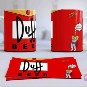 Taza sublimada con el logo de la cerveza 'Duff Beer' en el frente y Homer Simpson disfrazado de la mascota Duffman al reverso, sobre un vibrante fondo rojo.