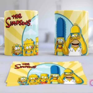 Taza con la familia Simpson (Homer, Marge, Bart, Lisa, Maggie) en un estilo artístico único y divertido, con Homer cubriéndose la cabeza, sobre un fondo amarillo con rayos y el logo 'The Simpsons'.