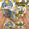 Diseño para taza de sublimación con el personaje de Jesús estilo Los Simpsons y la frase 'Ayúdame Jebús', presentado en tres mockups de tazas y un diseño plano sobre madera.