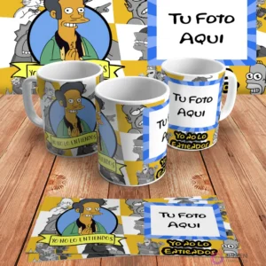 Plantilla personalizable para taza de sublimación de Los Simpsons, con espacio para añadir 'Tu Foto Aquí' junto al diseño de Apu y la frase 'Yo no lo entiendos', en mockups.